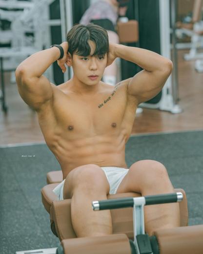 脱衣阳刚、穿衣可爱！韩国模特：李健熙 - 51虹马