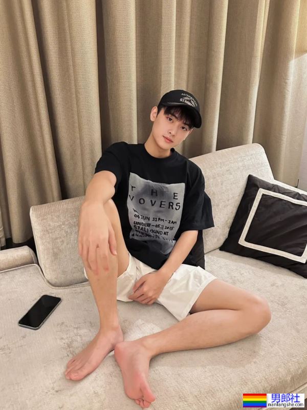 大过年在家看帅哥 - 51虹马