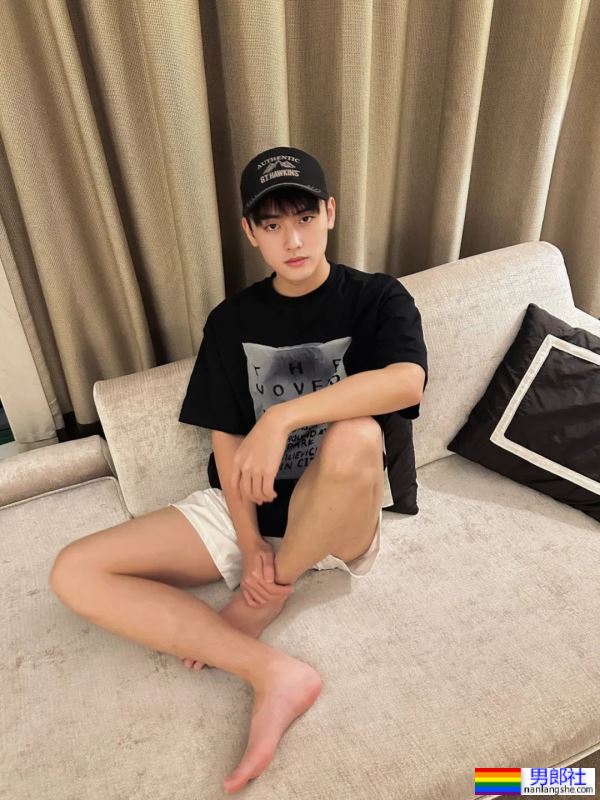 大过年在家看帅哥 - 51虹马