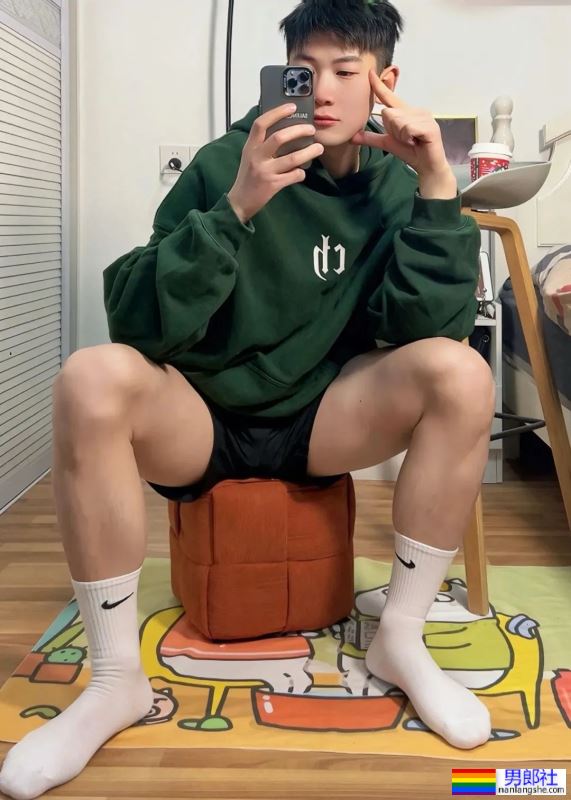 白嫩白嫩的皮肤，这样的男生哪里找? - 51虹马