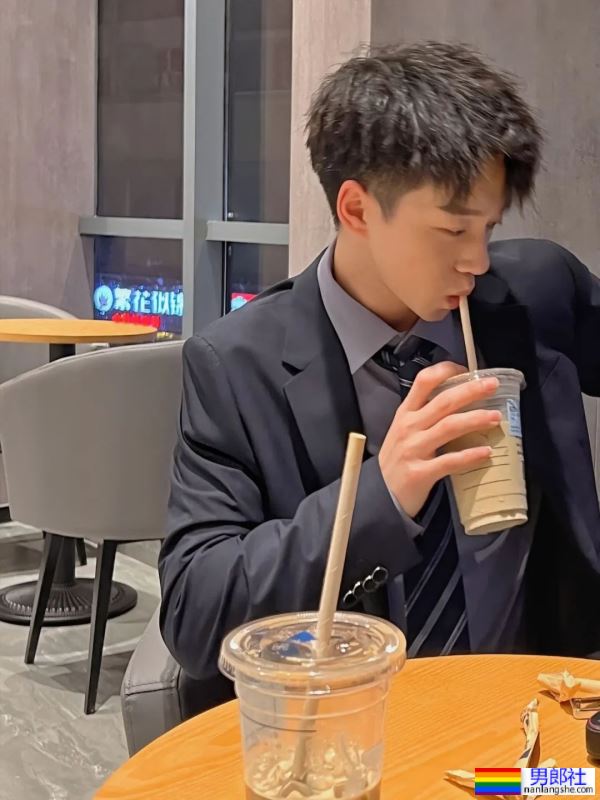 正装小哥哥，身材很哇塞-51虹马