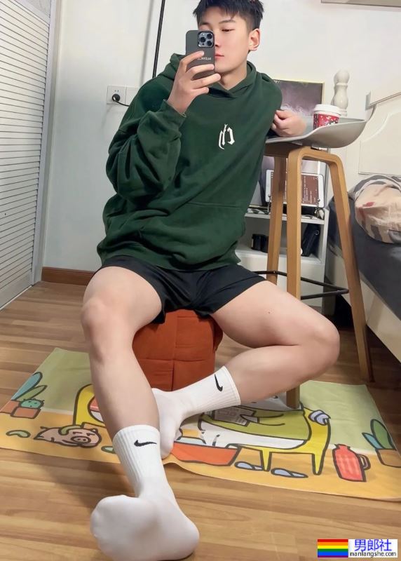 白嫩白嫩的皮肤，这样的男生哪里找? - 51虹马