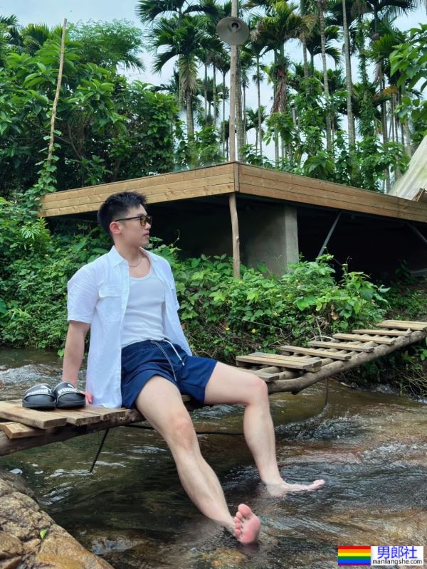 白皮斯文男人 - 51虹马