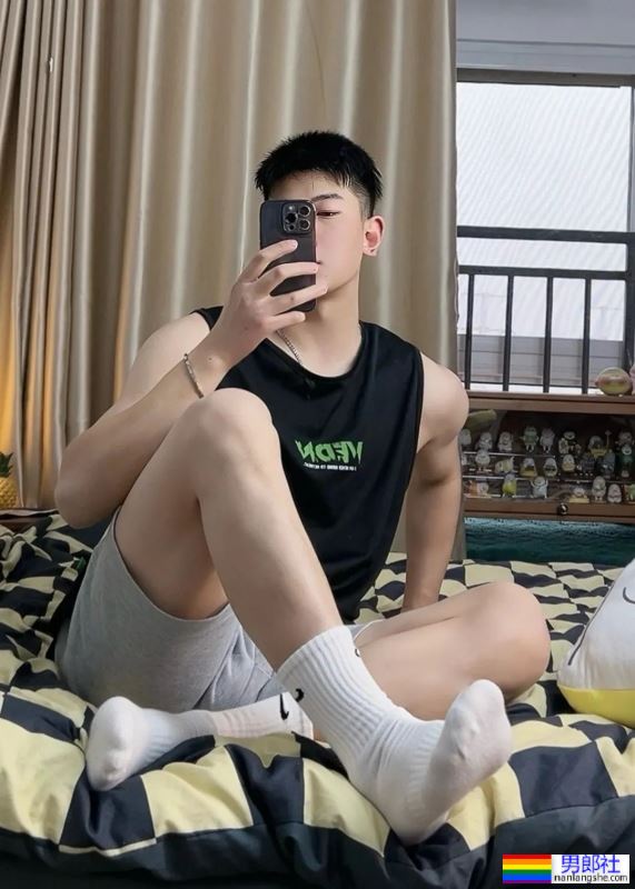 白嫩白嫩的皮肤，这样的男生哪里找? - 51虹马