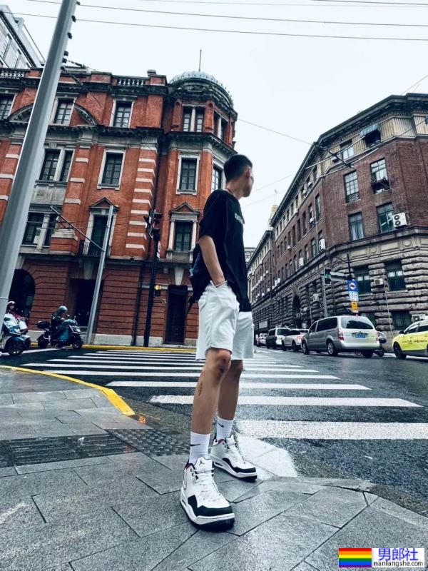 寸头黑皮体育生，攻里攻气 - 51虹马