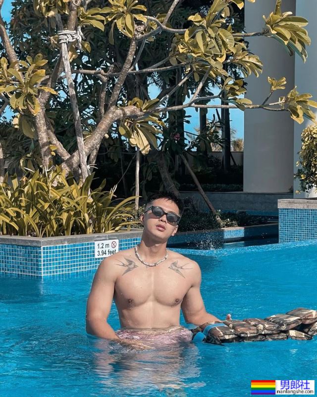 灰裤子不吃香了！蓝短裤不输汪大菲！ - 51虹马