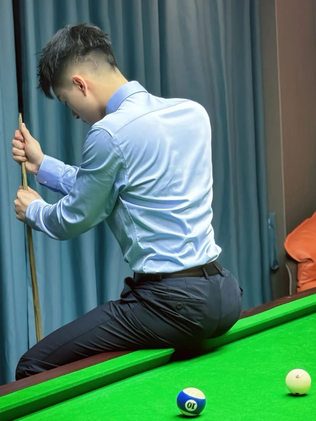 台球厅遇到这样的小哥哥，你会去打招呼吗？ - 51虹马