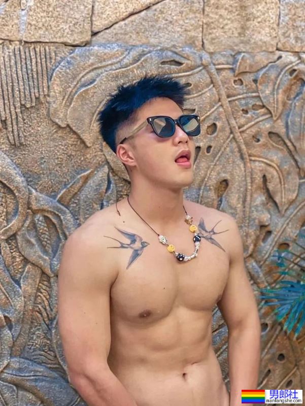 灰裤子不吃香了！蓝短裤不输汪大菲！ - 51虹马