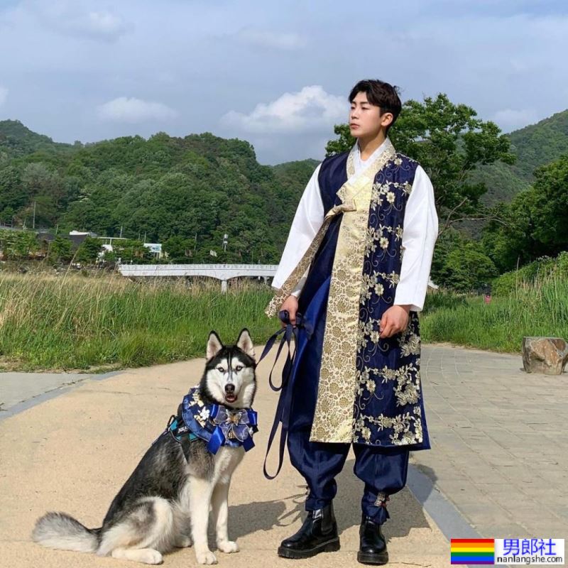 嘎鲜肉｜情侣装当然要跟狗女儿穿啊！毛孩不离身的模特：金贤宇 - 51虹马