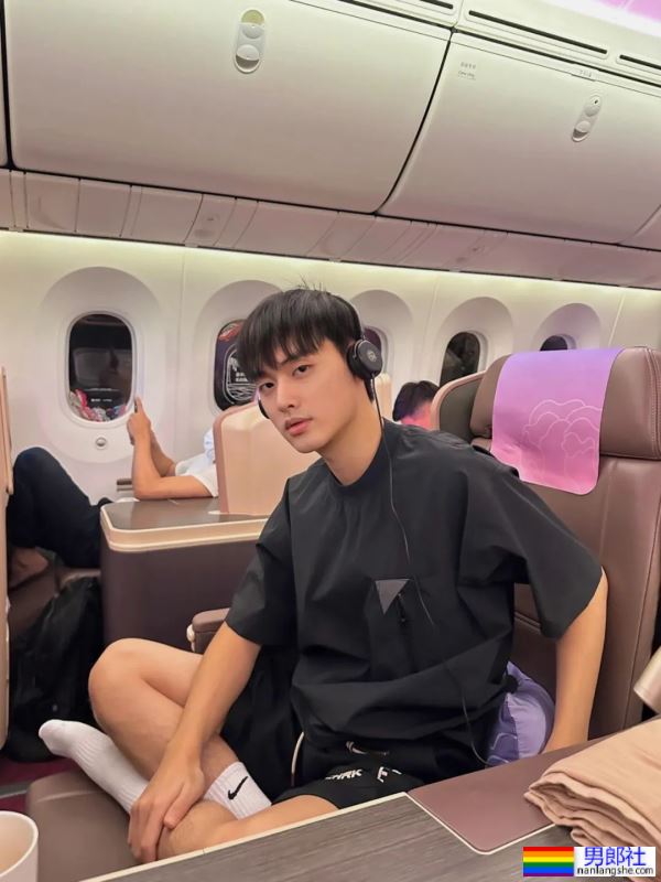 大过年在家看帅哥 - 51虹马