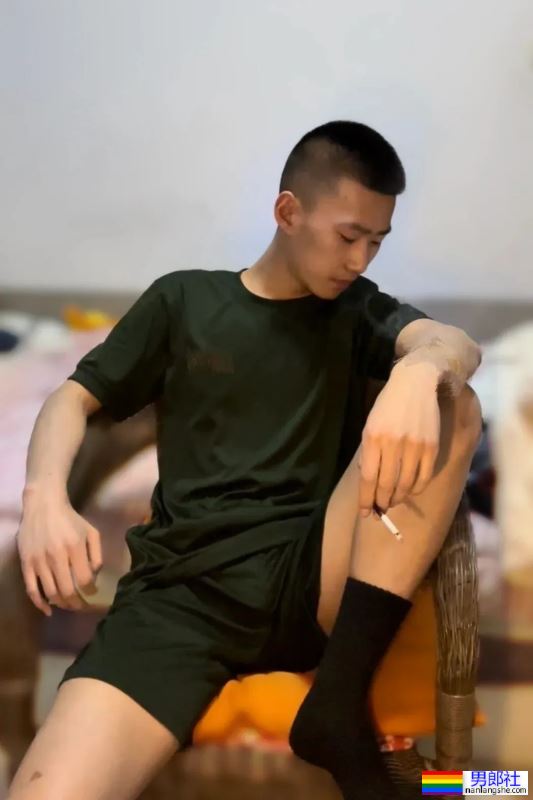 寸头黑皮体育生，攻里攻气 - 51虹马