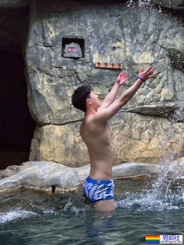 正装小哥哥，身材很哇塞 - 51虹马