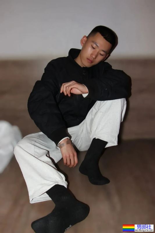 寸头黑皮体育生，攻里攻气 - 51虹马