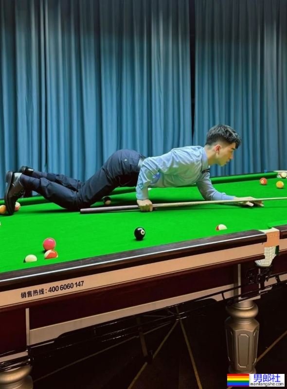 台球厅遇到这样的小哥哥，你会去打招呼吗？ - 51虹马