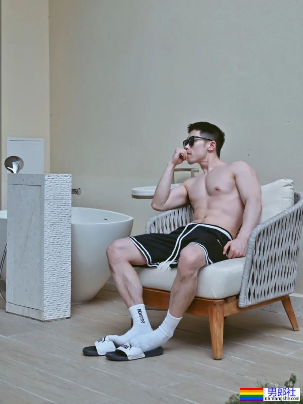 白皮斯文男人 - 51虹马