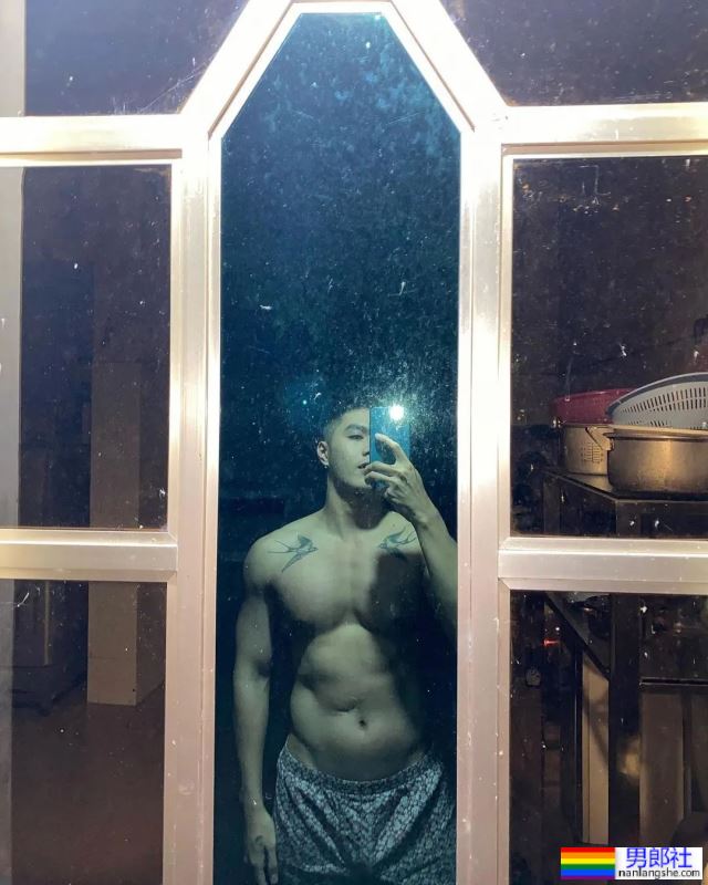 灰裤子不吃香了！蓝短裤不输汪大菲！ - 51虹马