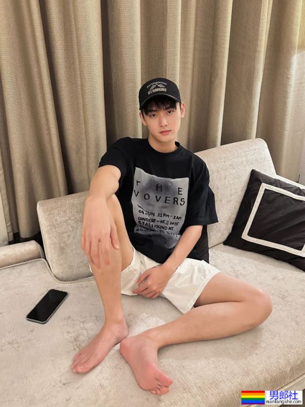 大过年在家看帅哥 - 51虹马