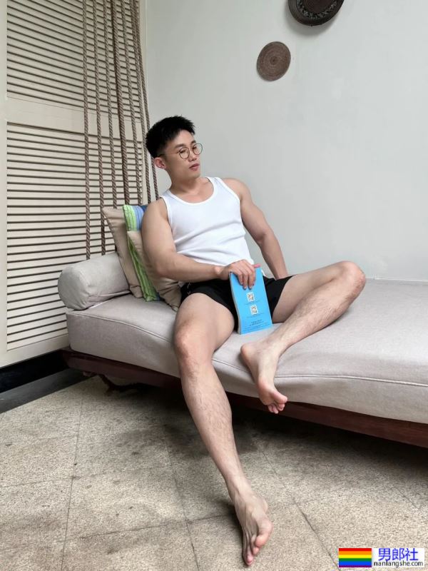 白皮斯文男人 - 51虹马