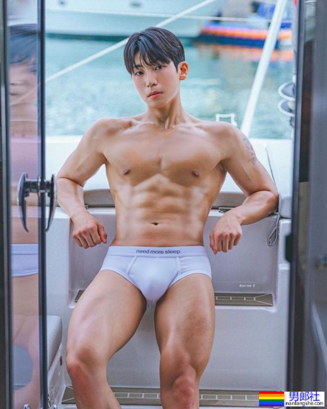 嘎鲜肉｜情侣装当然要跟狗女儿穿啊！毛孩不离身的模特：金贤宇 - 51虹马