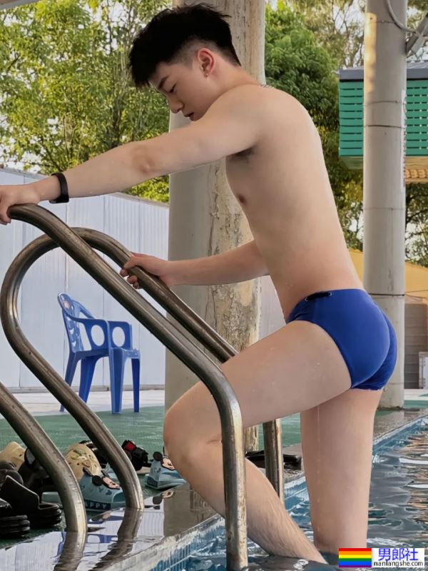 正装小哥哥，身材很哇塞 - 51虹马