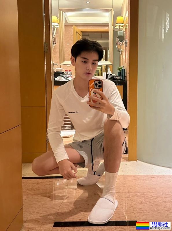 大过年在家看帅哥 - 51虹马