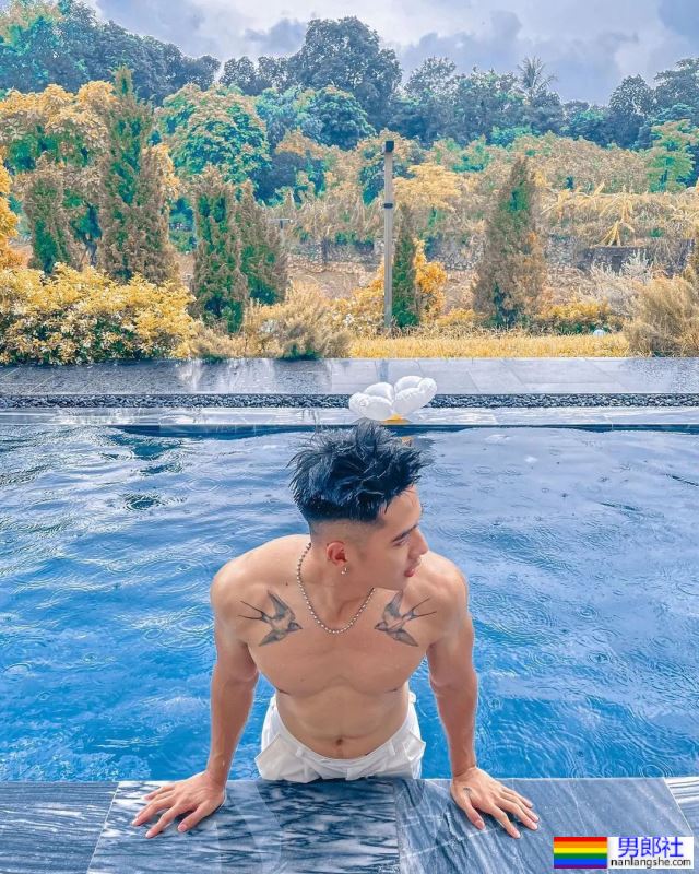 灰裤子不吃香了！蓝短裤不输汪大菲！ - 51虹马