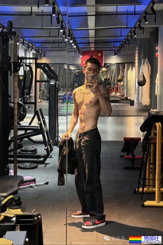 178的纹身薄肌痞帅男神,馋他身子! - 51虹马 178的纹身薄肌痞帅男神,馋他身子! - 51虹马