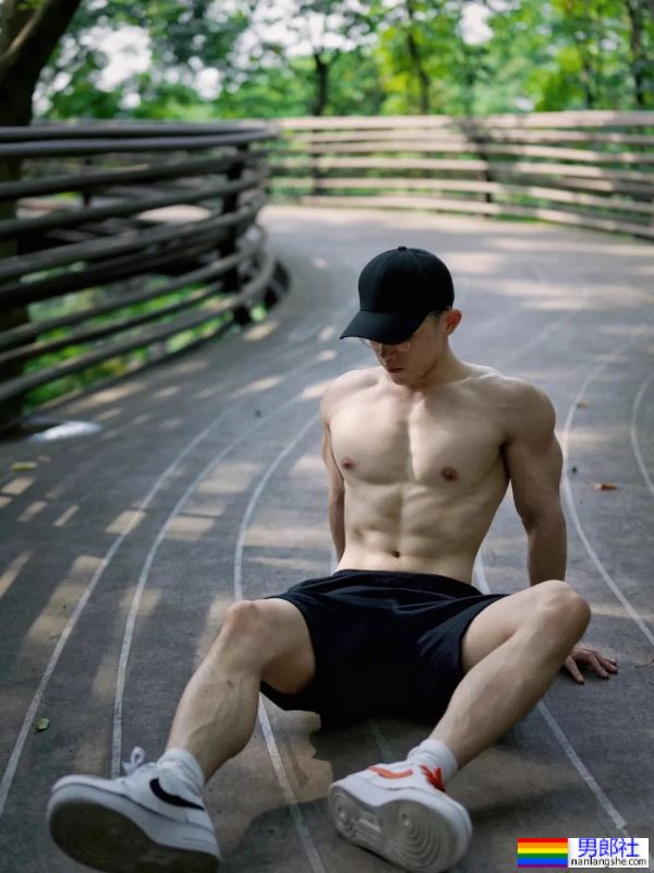 白皮斯文男人 - 51虹马