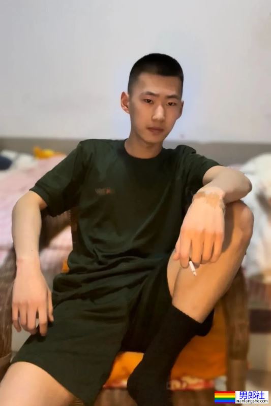 寸头黑皮体育生，攻里攻气 - 51虹马