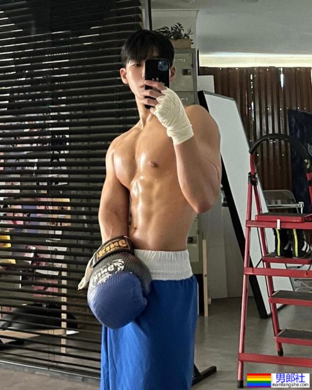 嘎鲜肉｜情侣装当然要跟狗女儿穿啊！毛孩不离身的模特：金贤宇 - 51虹马