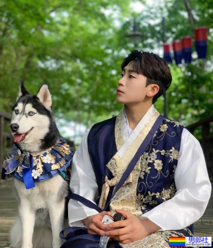嘎鲜肉｜情侣装当然要跟狗女儿穿啊！毛孩不离身的模特：金贤宇 - 51虹马