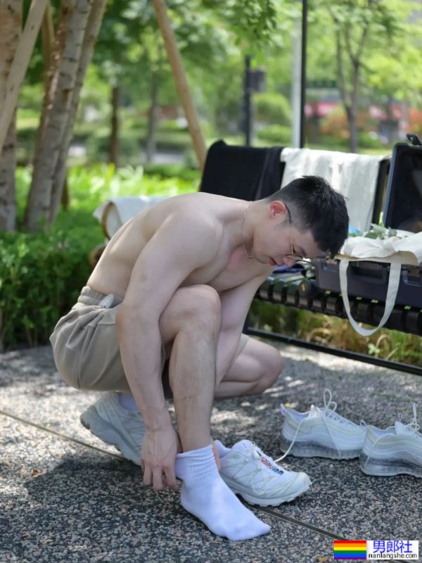 白皮斯文男人 - 51虹马