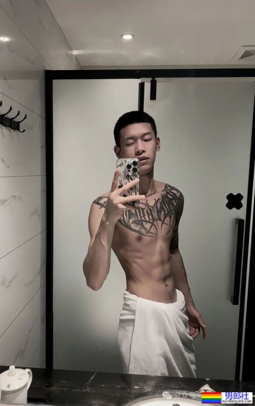 178的纹身薄肌痞帅男神,馋他身子! - 51虹马 178的纹身薄肌痞帅男神,馋他身子! - 51虹马