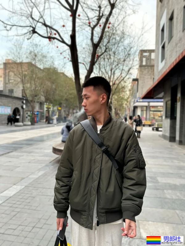 寸头黑皮体育生，攻里攻气 - 51虹马