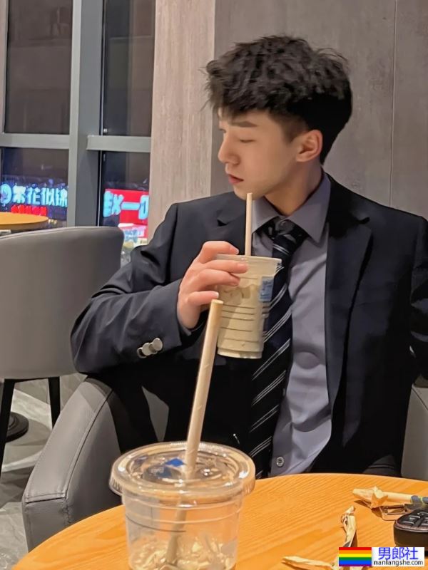 正装小哥哥，身材很哇塞 - 51虹马