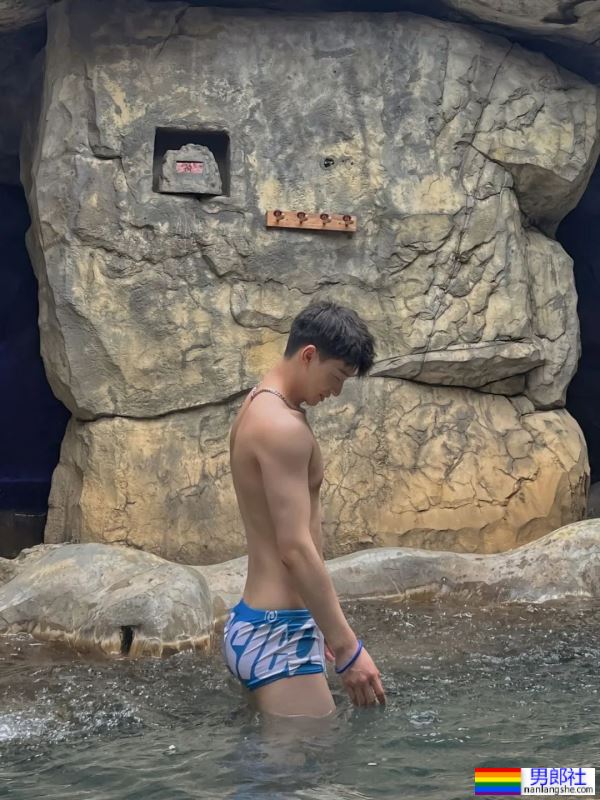 正装小哥哥，身材很哇塞 - 51虹马