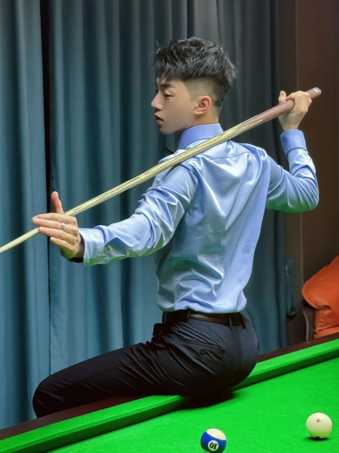 台球厅遇到这样的小哥哥，你会去打招呼吗？ - 51虹马