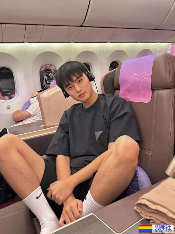 大过年在家看帅哥 - 51虹马