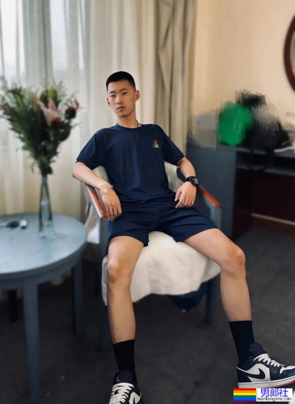 寸头黑皮体育生，攻里攻气 - 51虹马