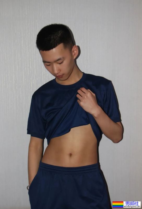 寸头黑皮体育生，攻里攻气 - 51虹马