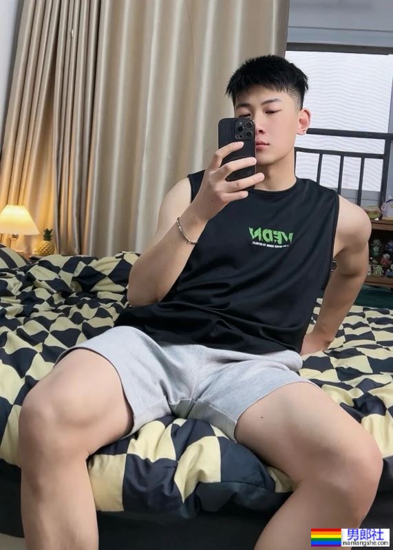 白嫩白嫩的皮肤，这样的男生哪里找? - 51虹马