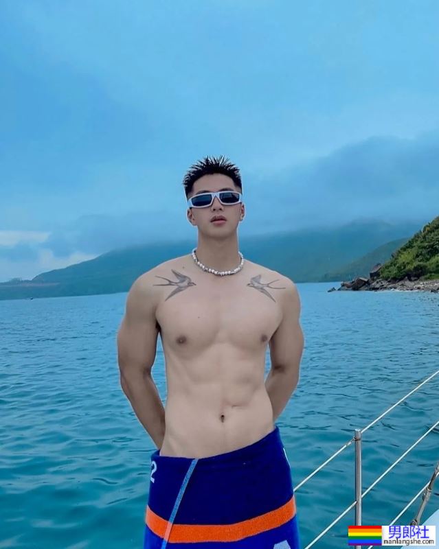 灰裤子不吃香了！蓝短裤不输汪大菲！ - 51虹马