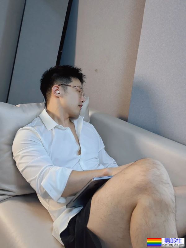 白皮斯文男人 - 51虹马