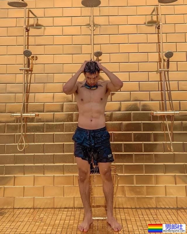 灰裤子不吃香了！蓝短裤不输汪大菲！ - 51虹马