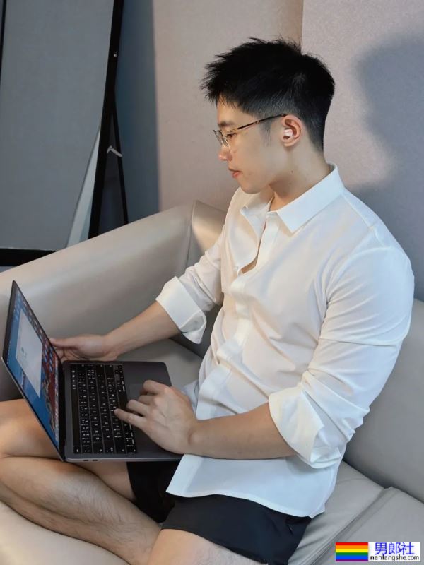 白皮斯文男人 - 51虹马