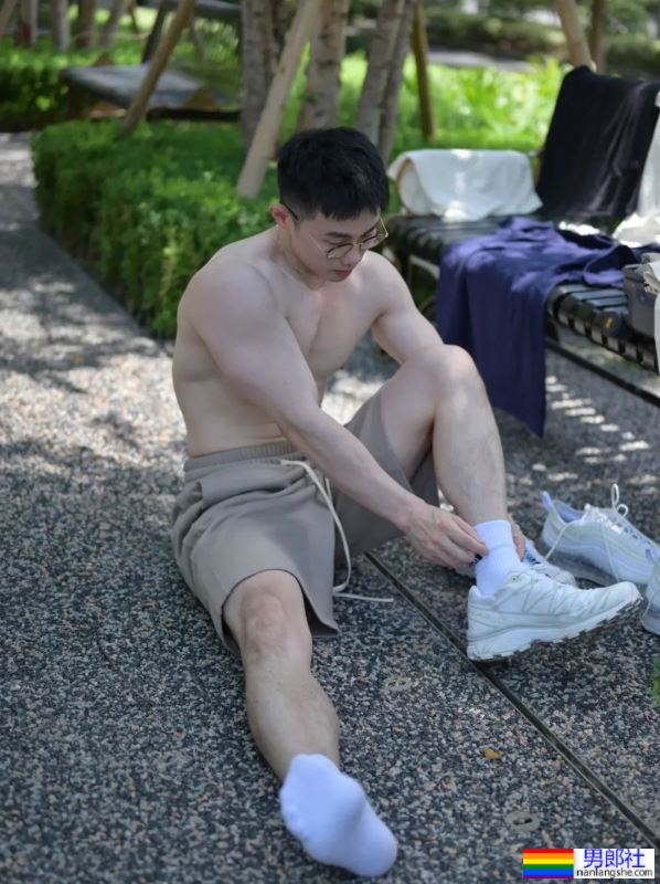 白皮斯文男人 - 51虹马