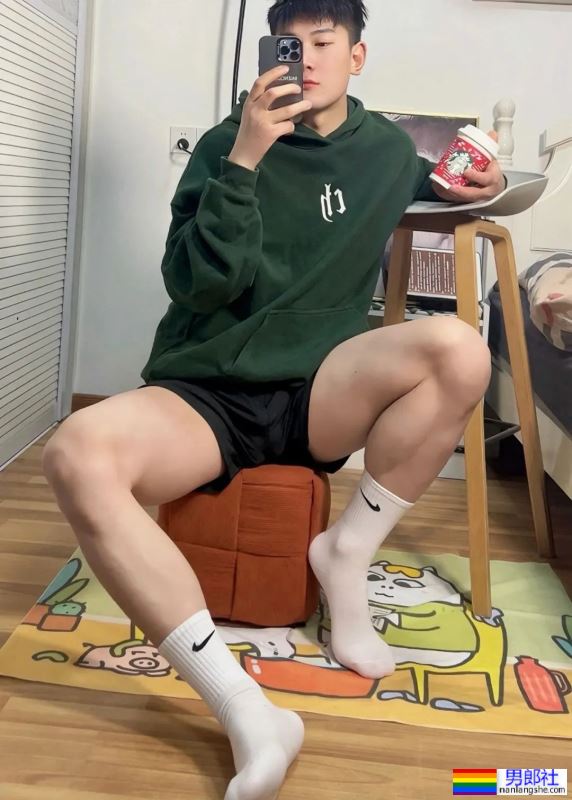 白嫩白嫩的皮肤，这样的男生哪里找? - 51虹马