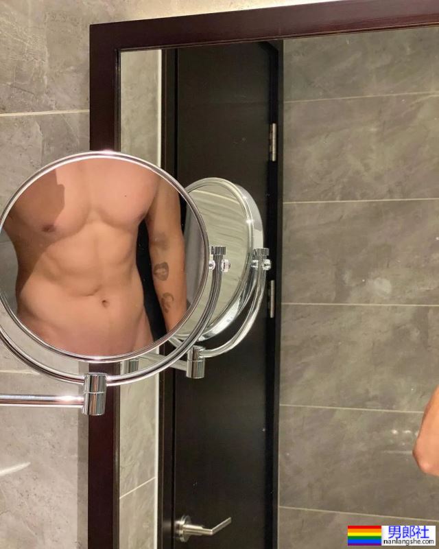 灰裤子不吃香了！蓝短裤不输汪大菲！ - 51虹马