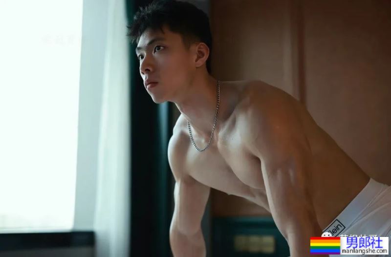 肌肉篮球小哥穿白袜拍写真，很多好看的图都裂了！ - 51虹马