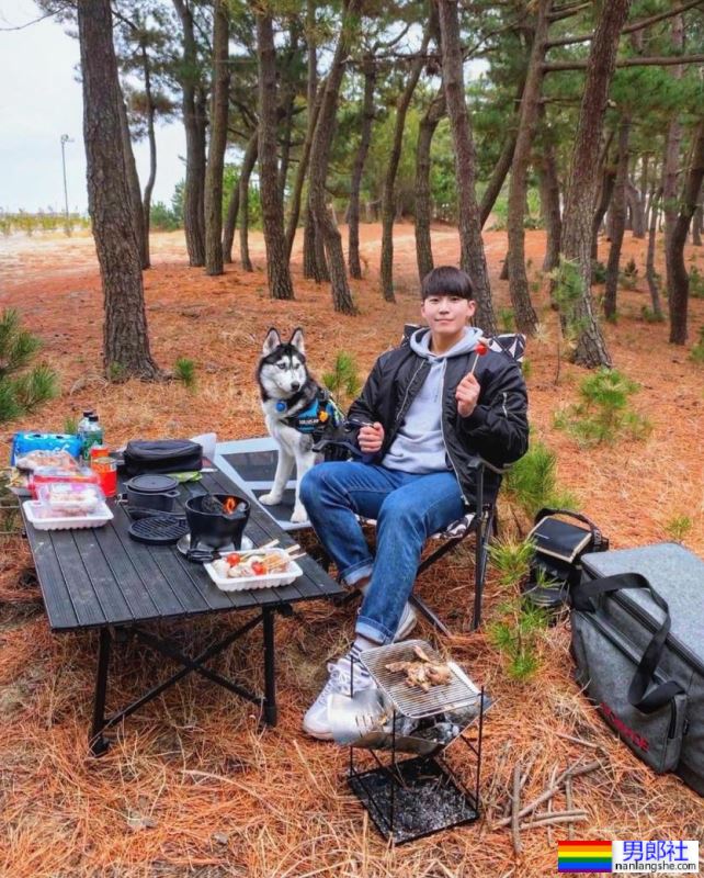 嘎鲜肉｜情侣装当然要跟狗女儿穿啊！毛孩不离身的模特：金贤宇 - 51虹马